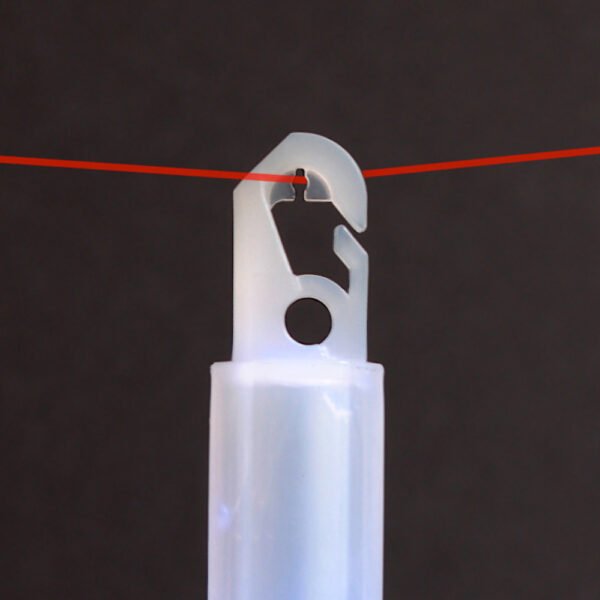 BÂTON LUMINEUX CHEMLIGHT 15 CM mise en situation avec crochet